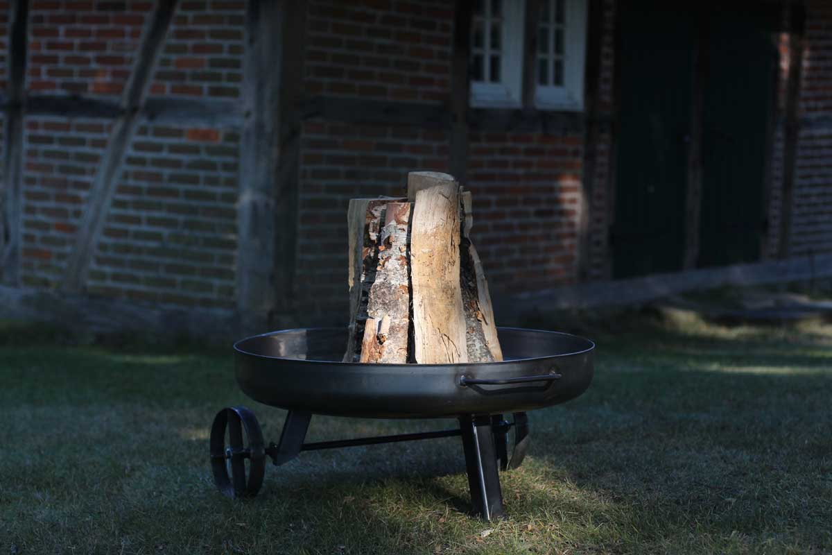 Feuerschale vor Fachwerk