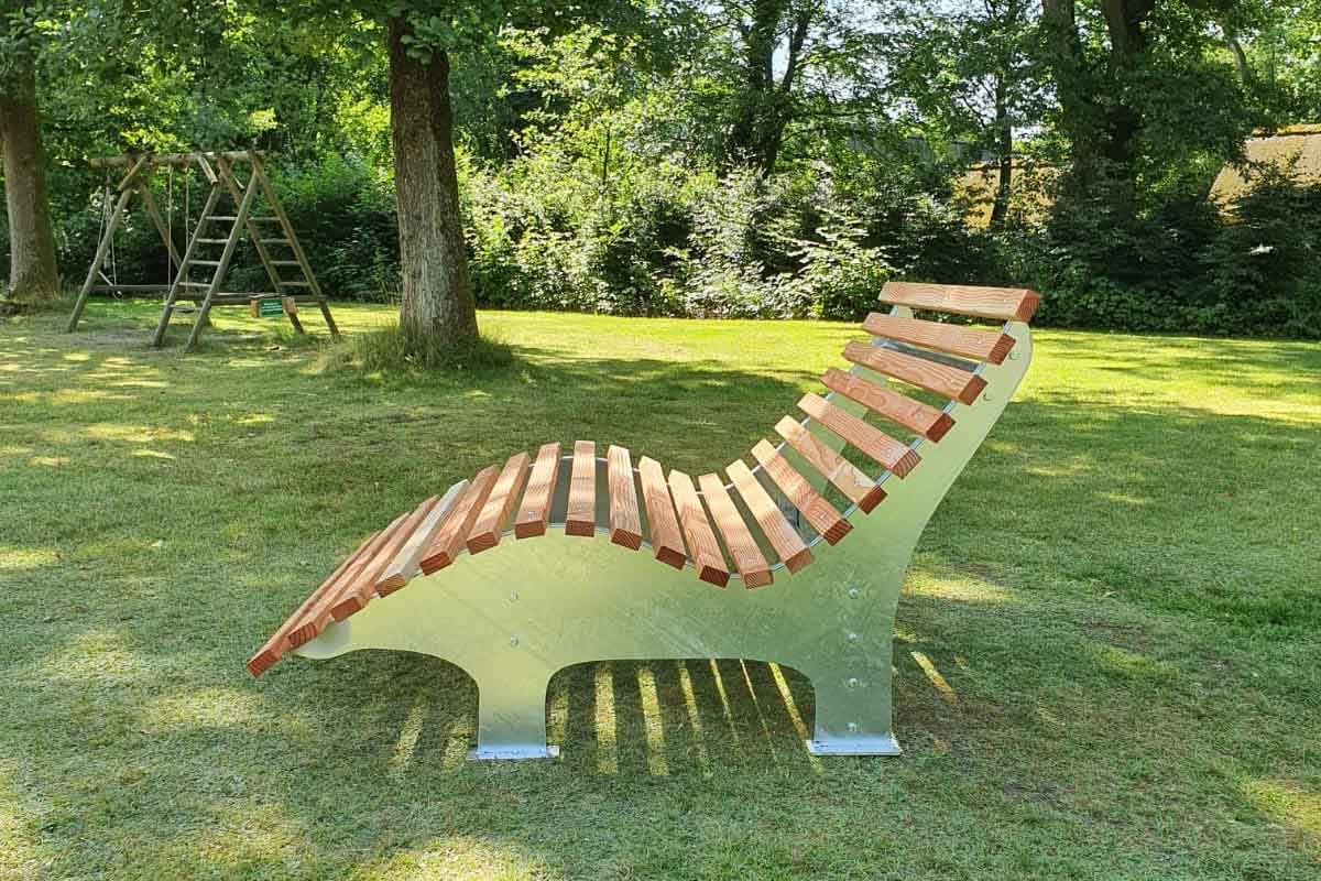 Gartenliege aus Lärche und verzinktem Stahl im Sommergarten