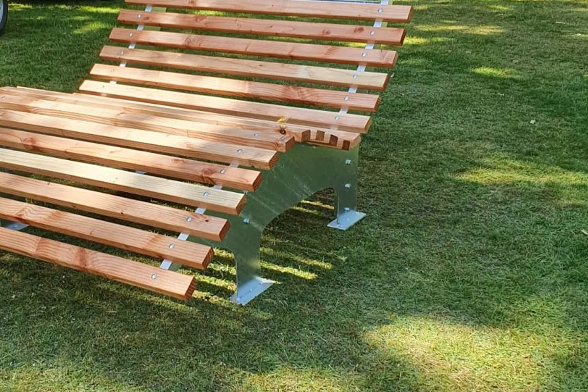 Detail einer Gartenliege: Lärchenholz auf verzinkter Stahlwange